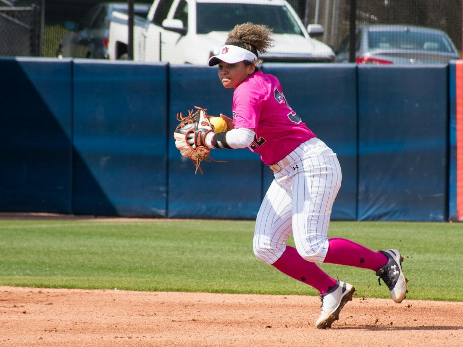 Makenna Dowell (32) catches the ball on Sunday, March 25, 2018, in Auburn, Ala.