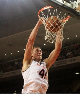 Rob Chubb (41) scores two points for the Tigers. (Katherine McCahey / ASSISTANT PHOTO EDITOR)