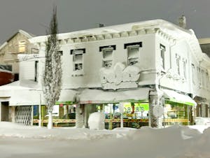 The restaurant baja’s and its surroundings are fully covered by thick snow.