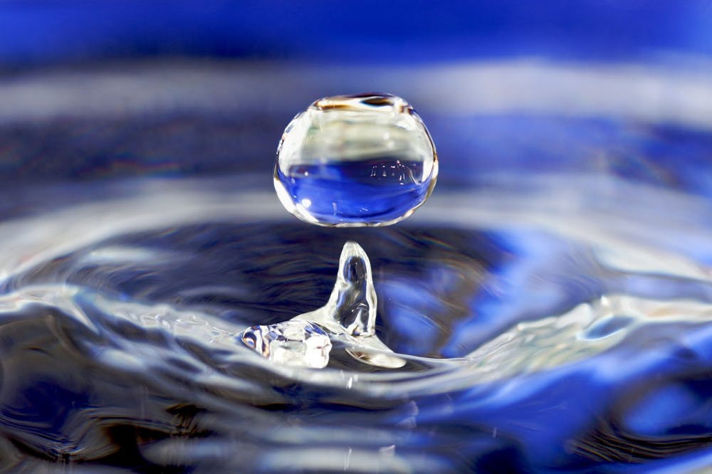 1600px-Water_drop_001