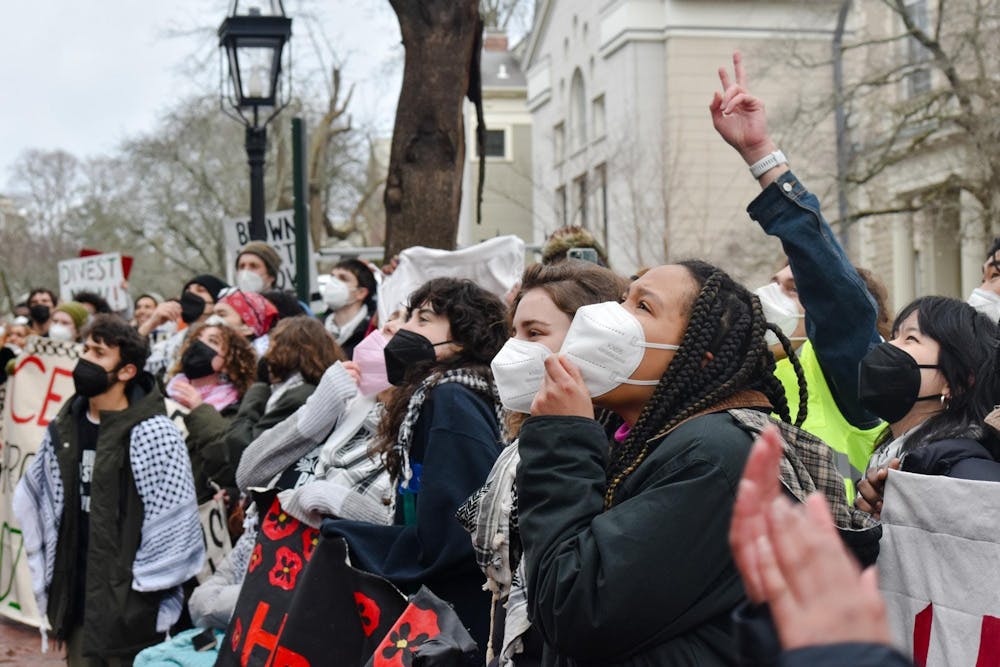 The protestors, including the strikers and those involved in the solidarity fast, followed the Corporation’s movements throughout Friday.