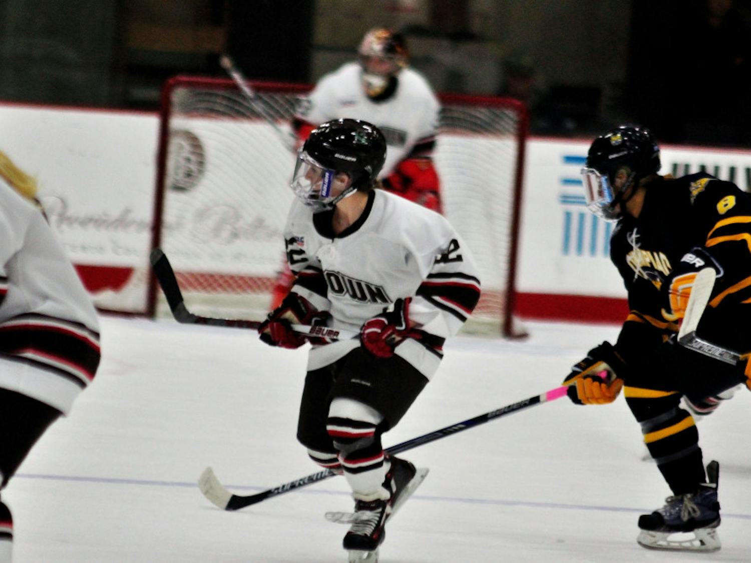 Shumate_W-hockey_Eli-White