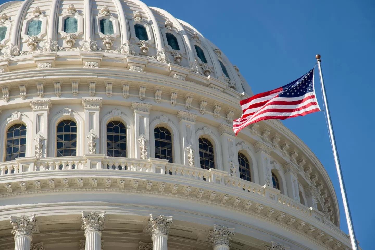 454353-2000w-us-capitol-dome-cupola-flag.jpg