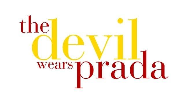 The_devil_wears_prada_logo_en_la_rodacion_de_la_película.jpg