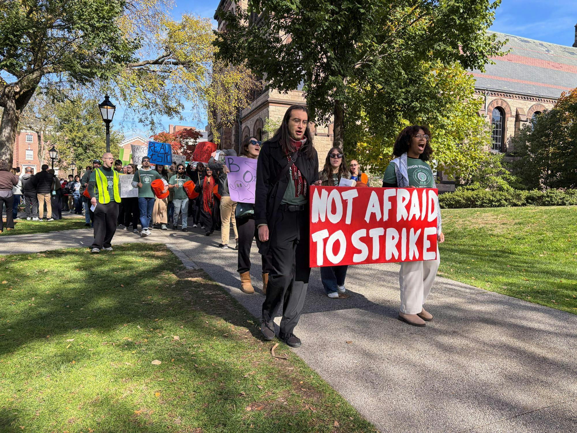 GLO, LOCC picket on Family Weekend as contract bargaining continues