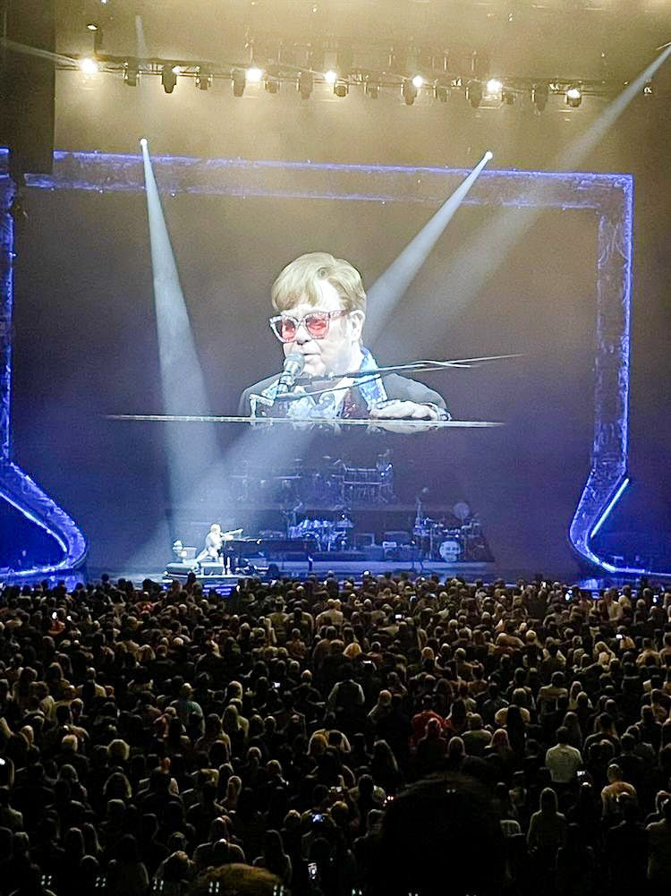 ミュージシャン Elton John I'm Still Standing Las Vegas Elton John LIVE FULL HD - I'm Still Standing (iHeartRadio