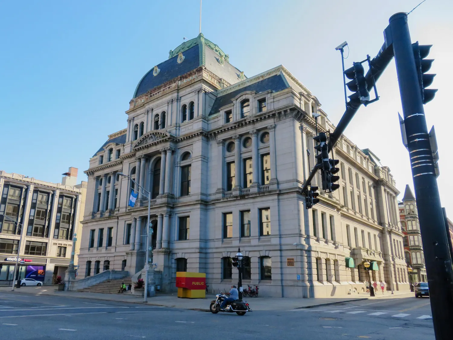 A photo of the Rhode Island Statehouse.