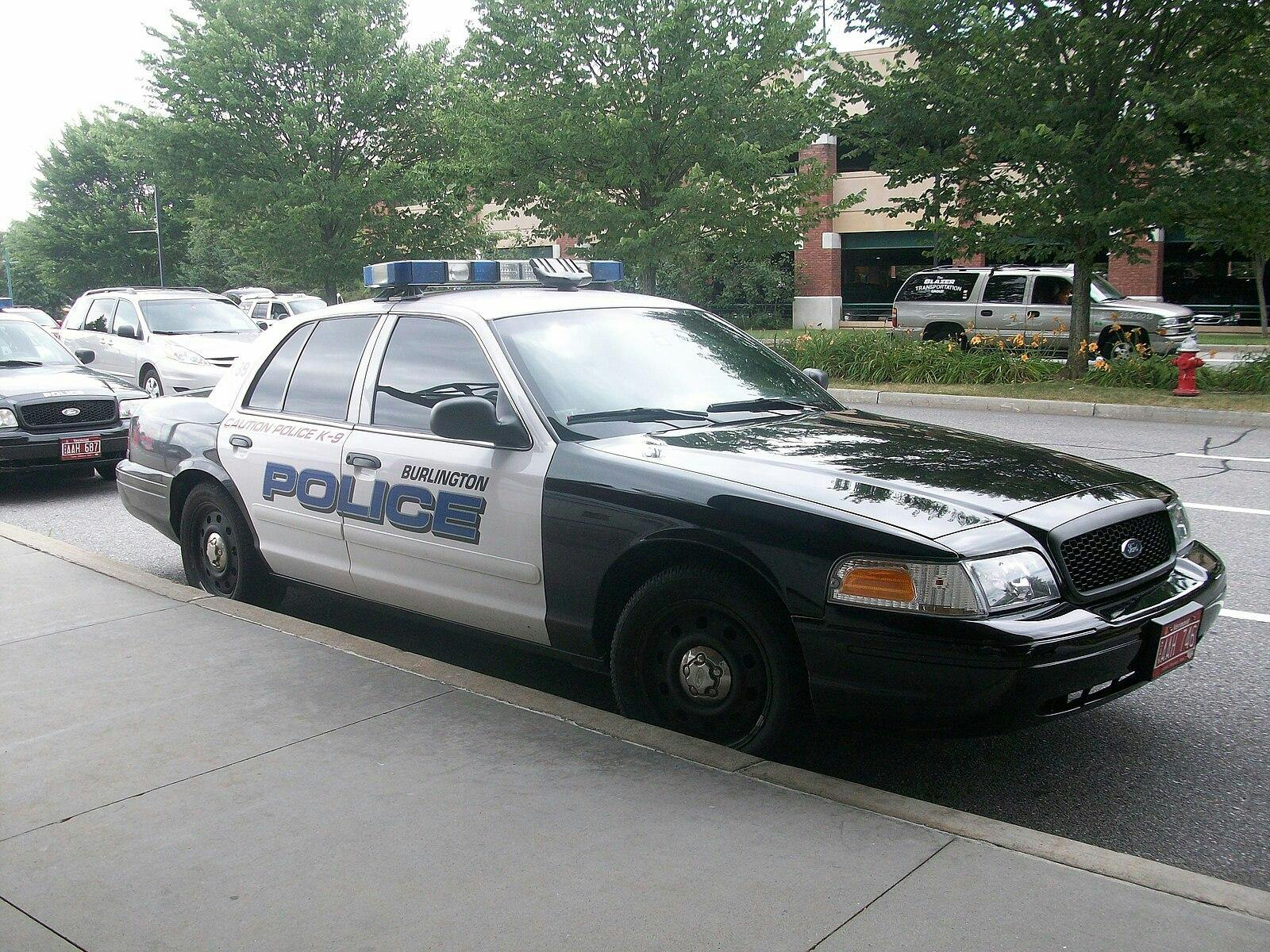 Burlington_Airport-Ford_Crown_Victoria_Burlington_Police-2.JPG