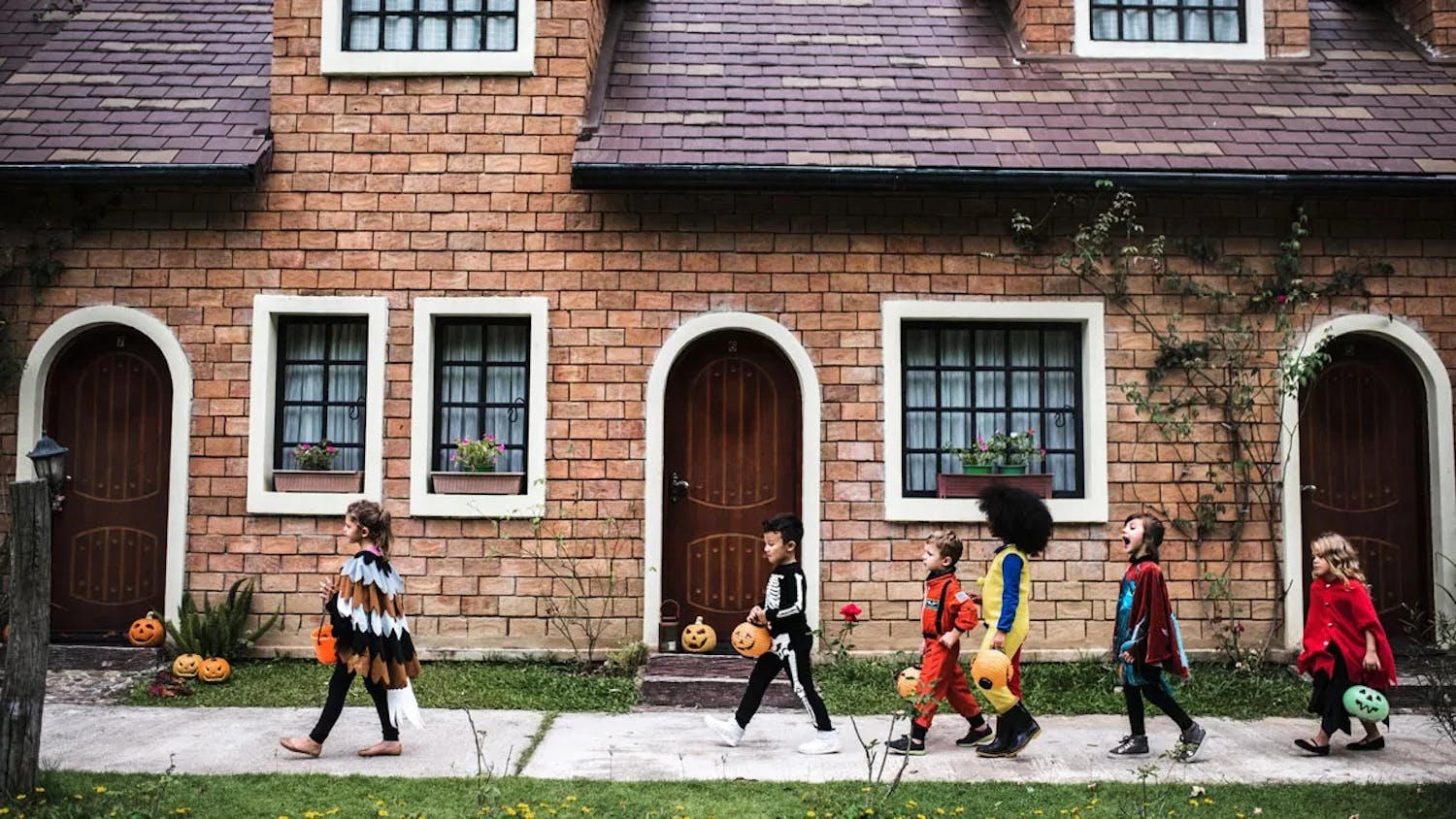 Kids trick or treating | Source: TinyBeans
