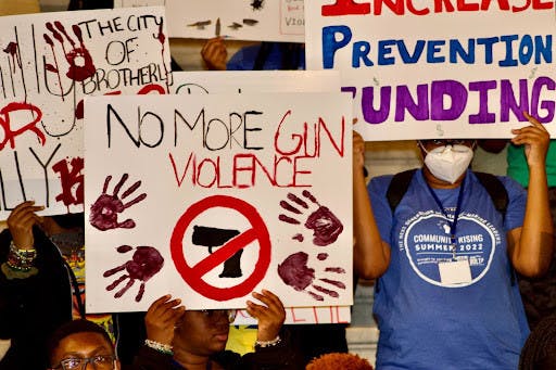 Letreros sostenidos por estudiantes en el Capitolio del estado, Harrisburg, PA | (Kasey Shamis/Bullhorn Photographer)