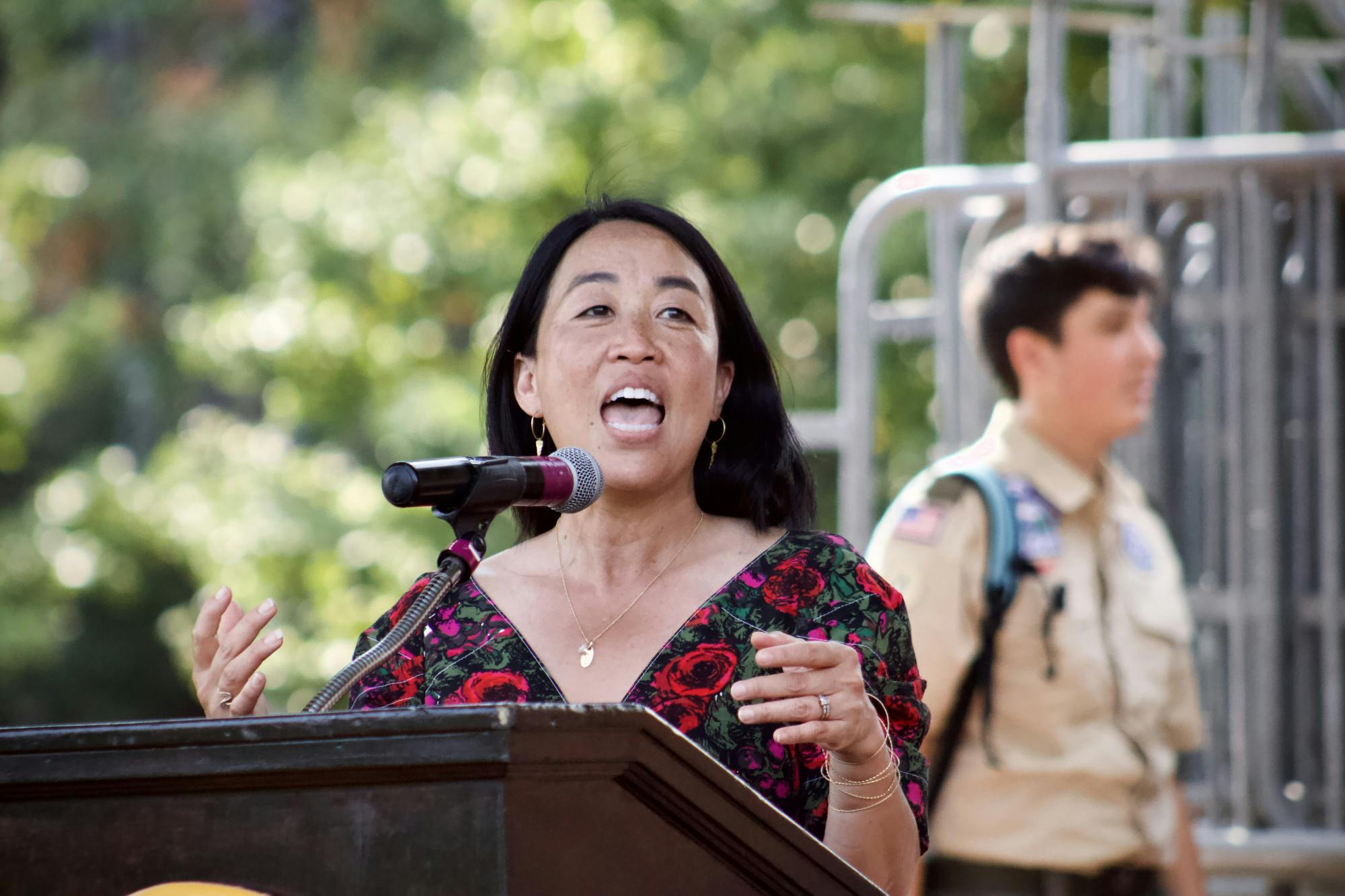 Helen Gym dando un discurso en un evento de registro de jóvenes organizado por la concejal Kendra Brooks | (Kasey Shamis/Fotógrafo de Bullhorn)