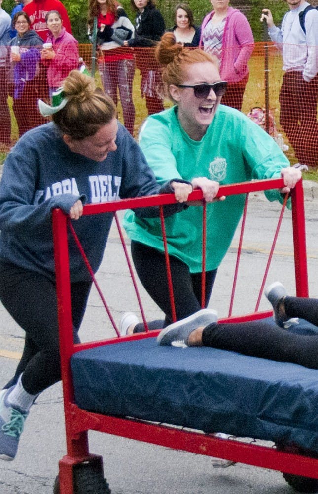 Students race down Riverside Ave. in Ball State