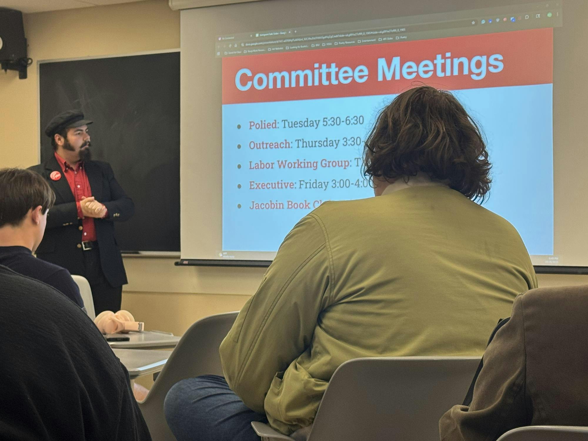 A member of YDSA explains upcoming committee meetings after launching their "Immigrant Safe Campus" campaign. Linnea Sundquist, DN