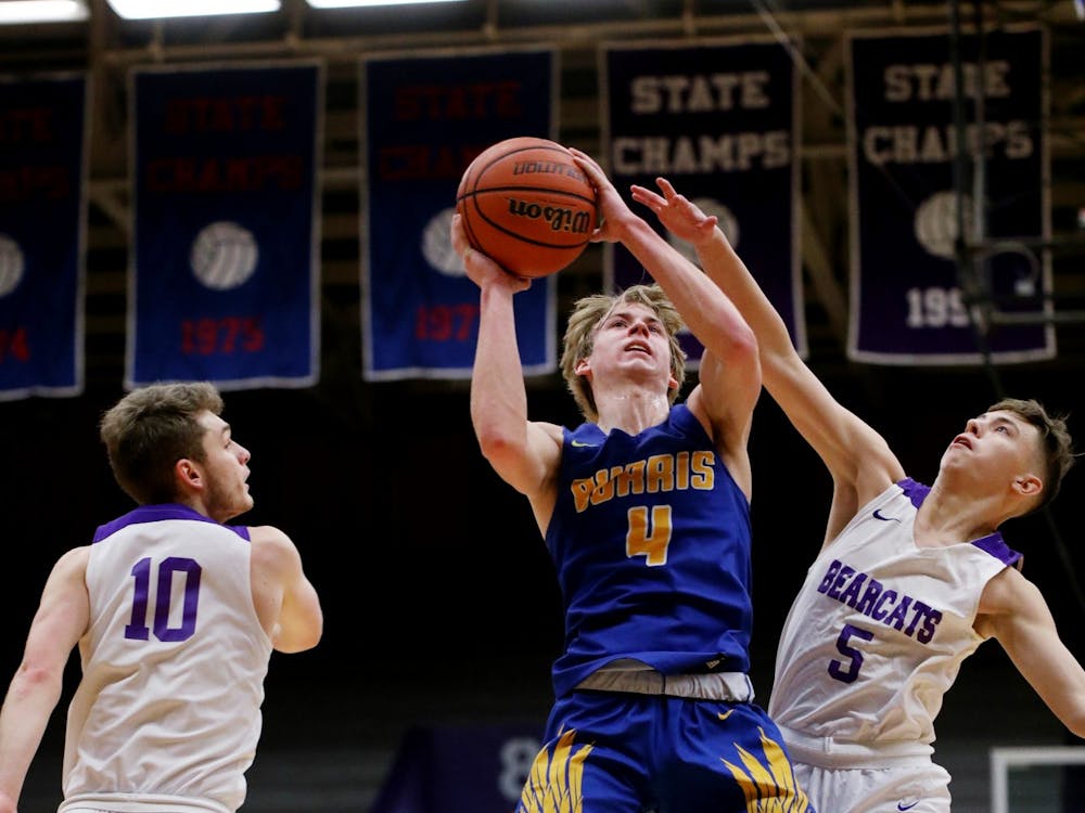 Bryce Karnes (4) goes for a layup against the Muncie Central Bearcats at the Inaugural City of Champion Basketball Invitational on Jan. 29, 2022, at Muncie Fieldhouse in Muncie, IN. Amber Pietz, DN
