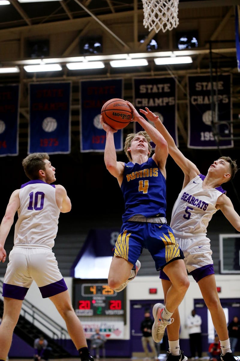 Bryce Karnes (4) goes for a layup against the Muncie Central Bearcats at the Inaugural City of Champion Basketball Invitational on Jan. 29, 2022, at Muncie Fieldhouse in Muncie, IN. Amber Pietz, DN
