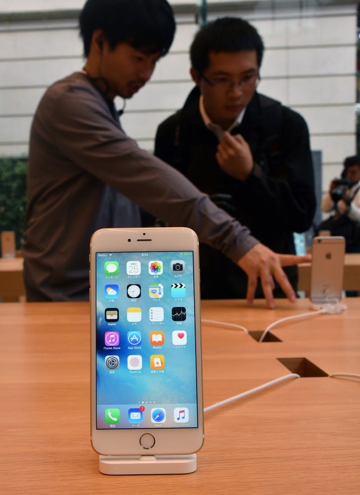 Customers browse the new iPhone 6s and 6s Plus on Sept. 25, 2015 at an Apple store in Tokyo.  (Natsuki Sakai/AFLO/Zuma Press/TNS) 