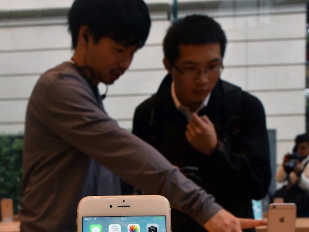 Customers browse the new iPhone 6s and 6s Plus on Sept. 25, 2015 at an Apple store in Tokyo.  (Natsuki Sakai/AFLO/Zuma Press/TNS) 