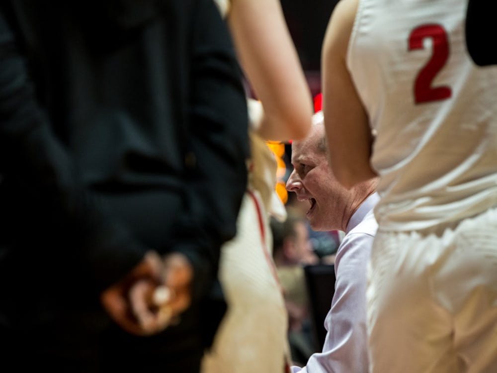 Ball State Head Women’s Basketball Coach Brady Shallee talks to his players in John E. Worthen Arena Jan. 23, 2019, during the fourth quarter of their game against Kent State. The two teams were back and fourth the whole game on who had the lead, but Ball State closed out with a win. Eric Pritchett,DN