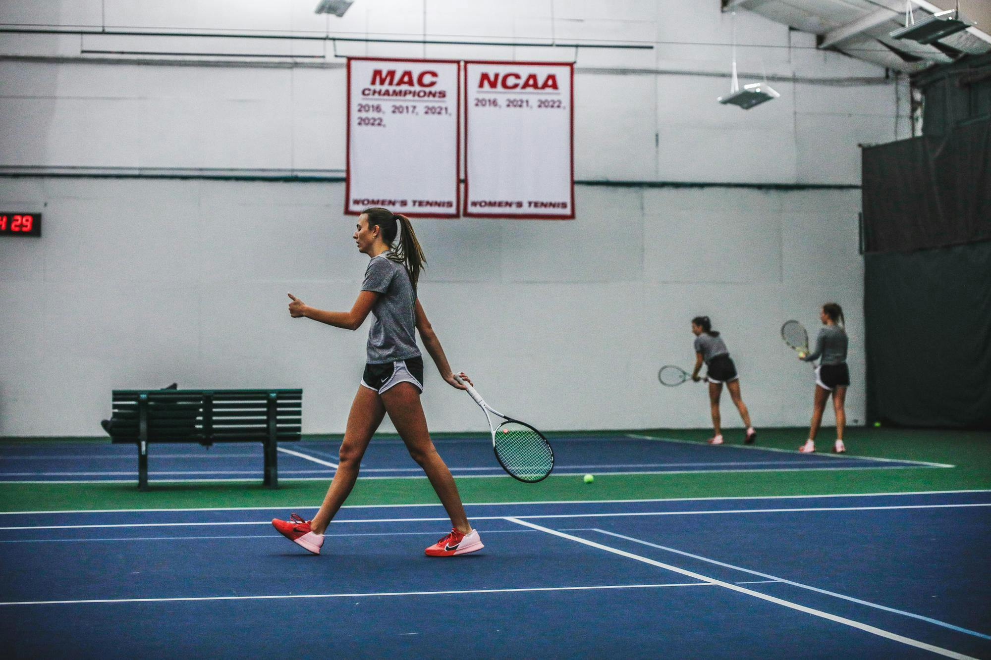 Sophomore transfer Sydney Hrehor walks to her position Jan. 10 during practice at Muncie YMCA. Hrehor joins Ball State after a year at Mississippi State University. Andrew Berger, DN