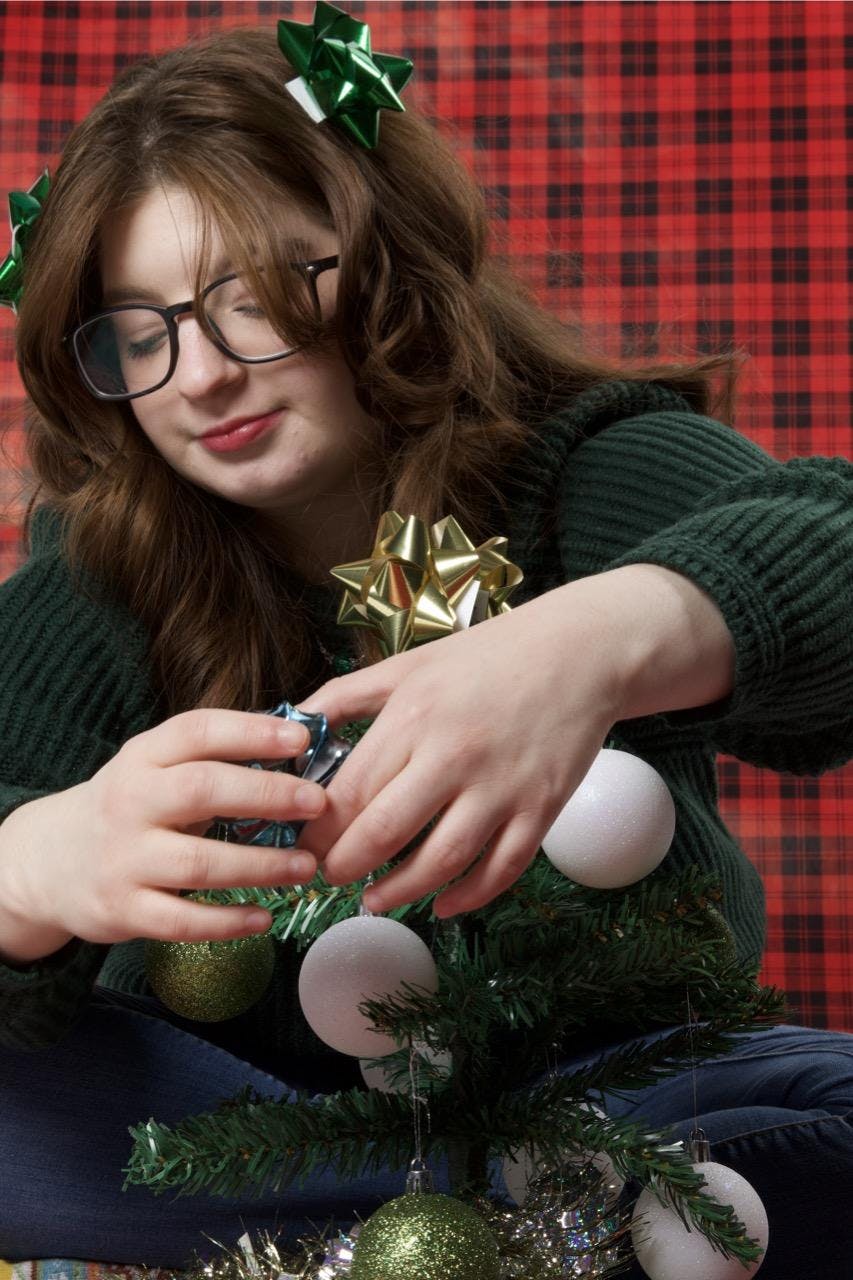 Third-year Journalism major Hannah Amos is posed for a photo in the photo studio in the Arts and Journalism Building Dec. 10. Olivia Ground, DN