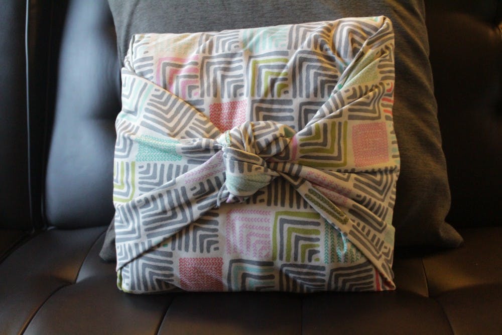 A no sew pillowcase DIY to decorate a dorm room. Other DIYs include a key frame hanger and a macrame hanging planter. Sabrina Schnetzer , DN