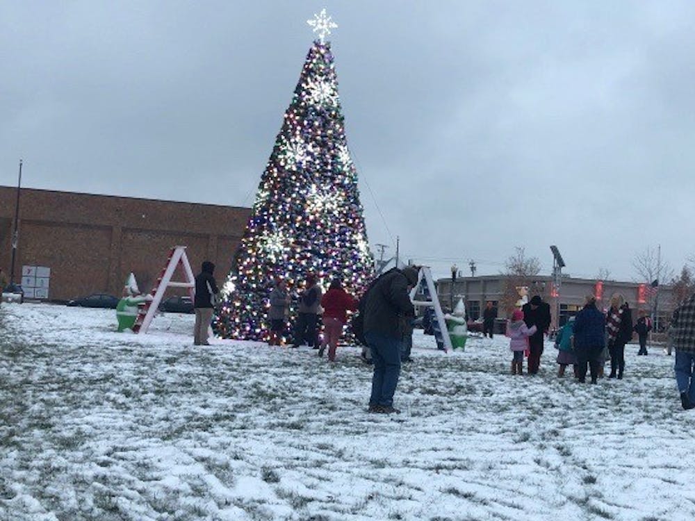 Muncie community gathers in Canaan Commons to watch the tree lighting Dec. 6, 2018, in Muncie, Indiana. The Muncie Makers Mart was also open during the event. Pauleinna Brunnemer, DN