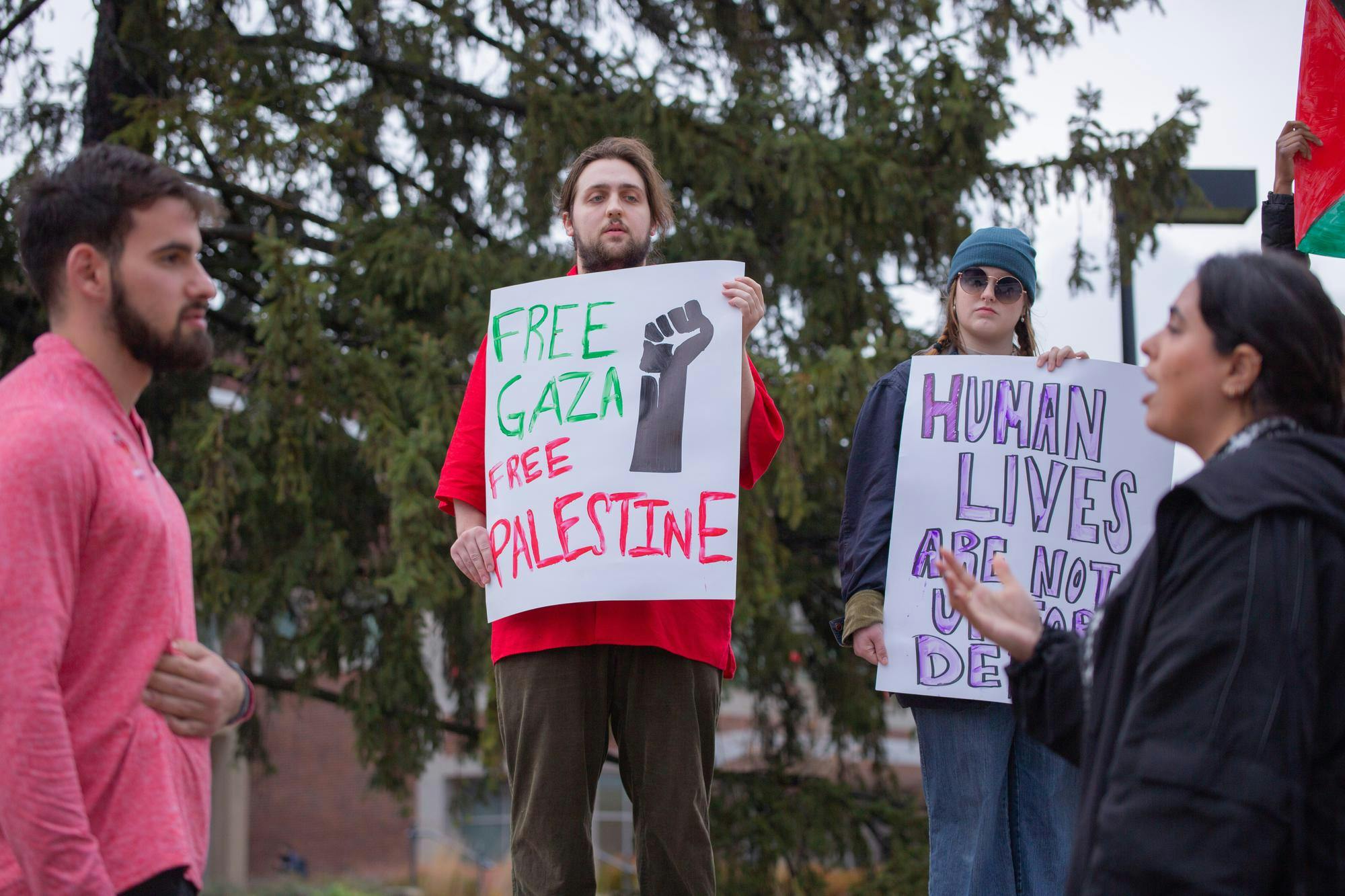 Students holding signs in protest of the Isreal-Palestine conflict. The students are calling for a ceasefire in the war. Kate Tilbury, DN