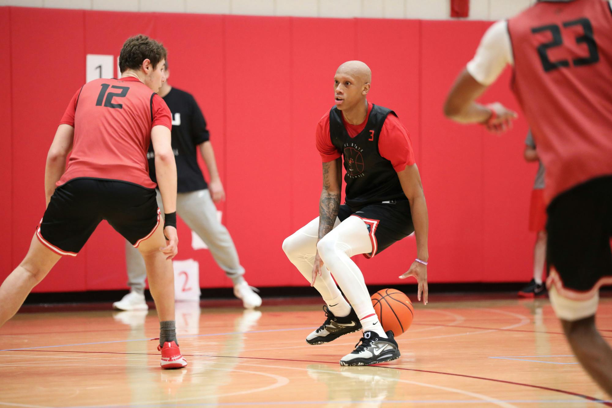 Redshirt junior forward Mickey Pearson Jr. dribbles the ball during a practice Oct. 24 at Shondell Practice Center. Mya Cataline, DN