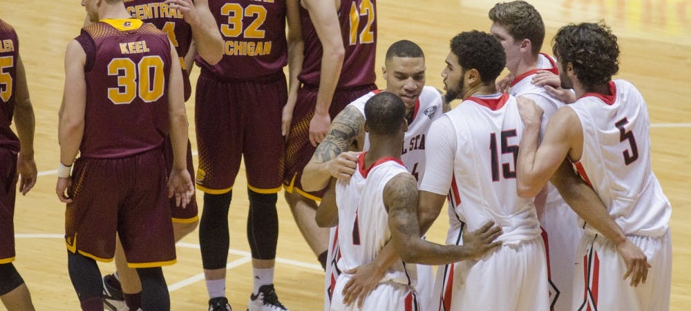 The men's basketball team huddles up before Central Michigan shoots a free throw during the gam on Jan. 10 at Worthen Arena. DN PHOTO BREANNA DAUGHERTY