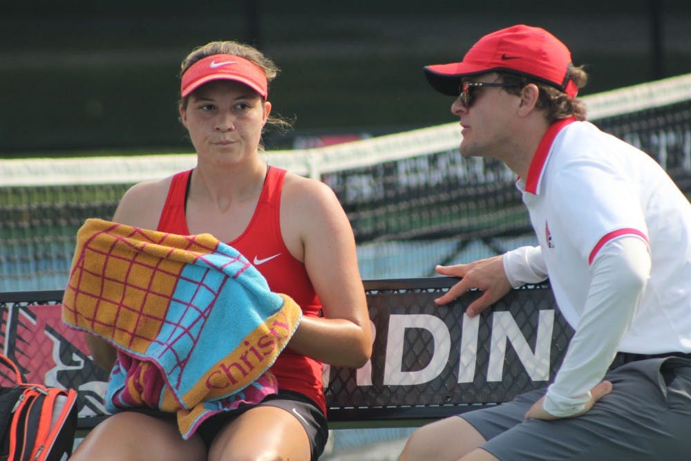 Junior Rebecca Herrington and head coach Max Norris talk to each other a her singles match against Detroit Mercy on the first day of the Hidden Dual tournament. Herrington won her first set, 6-2. Photo by Patrick Murphy