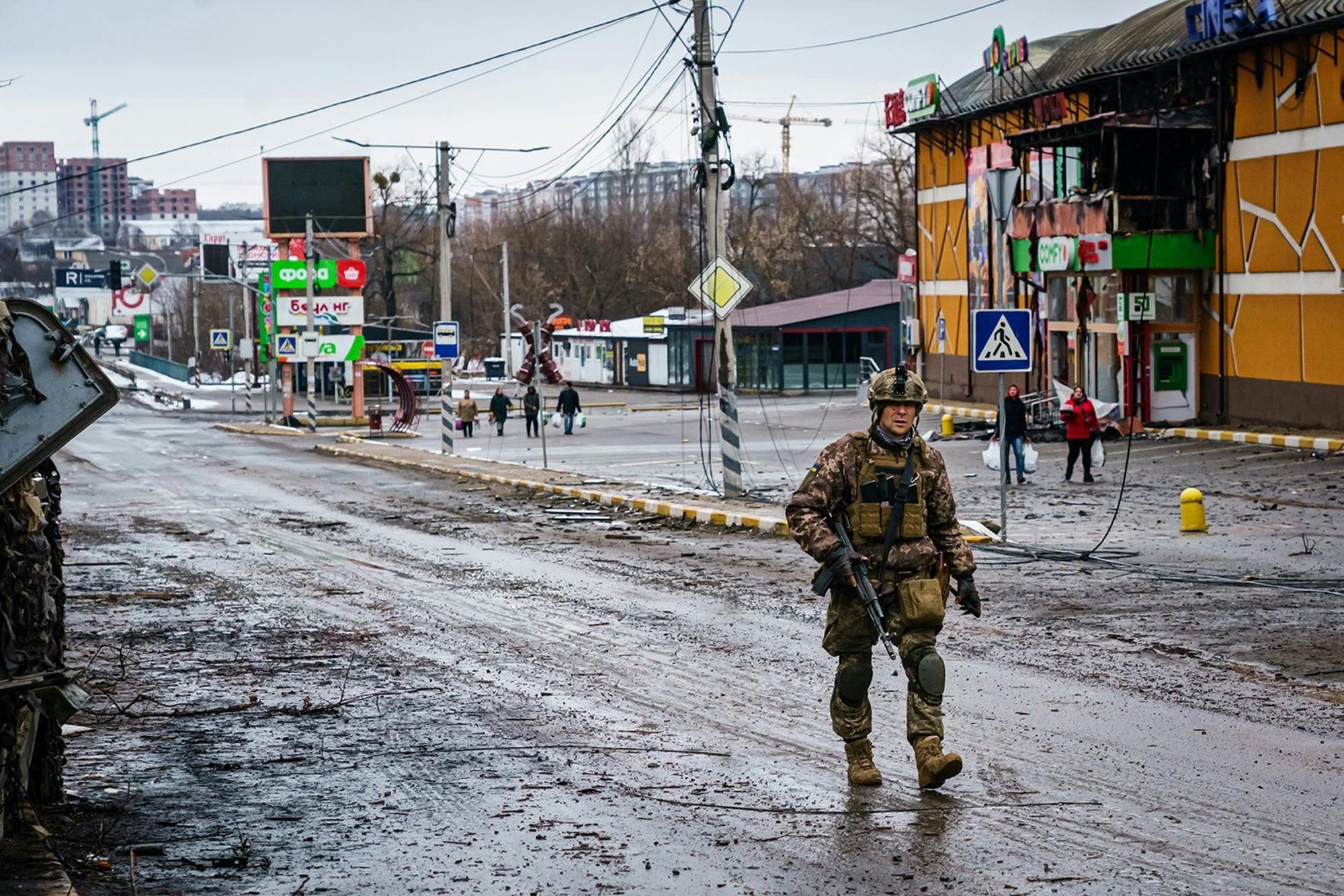 A Ukrainian soldier walks past a building that was destroyed in the midst of battle with the Russians, on the outskirts of Irpin, Ukraine, Tuesday, March 1, 2022. (Marcus Yam/Los Angeles Times/TNS)