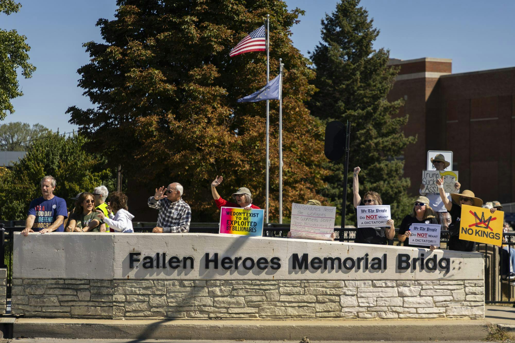 Protesters line the sidewalk of the Fallen Heroes Memorial Bridge on Sept. 1, 2025. The protest covered nearly two city blocks and lasted from 11am-1pm. BRENDEN ROWAN, DN