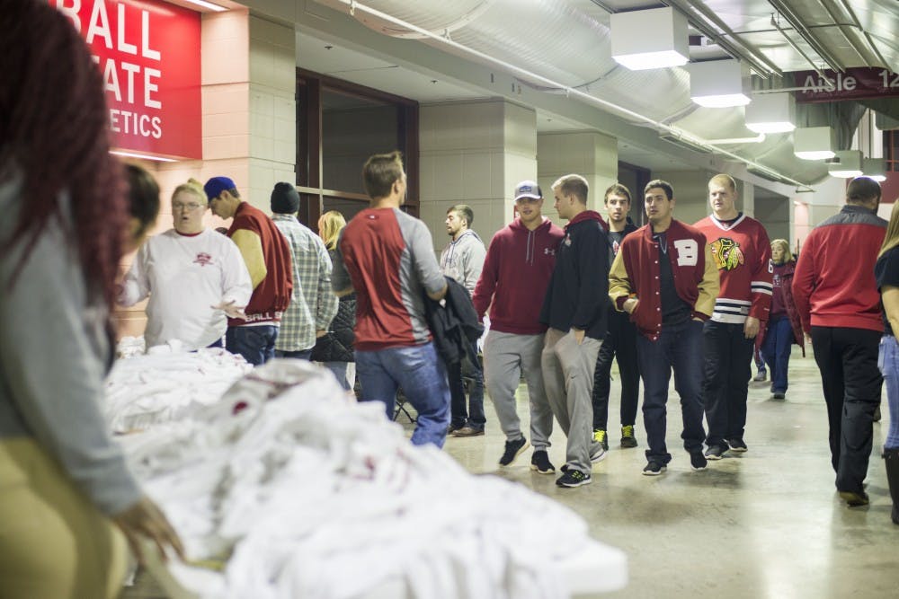 <p>Students gather near gates 3-4 in Worthen Arena to get free t-shirts during Ball State athletics second annual&nbsp;Social Media Night</p>