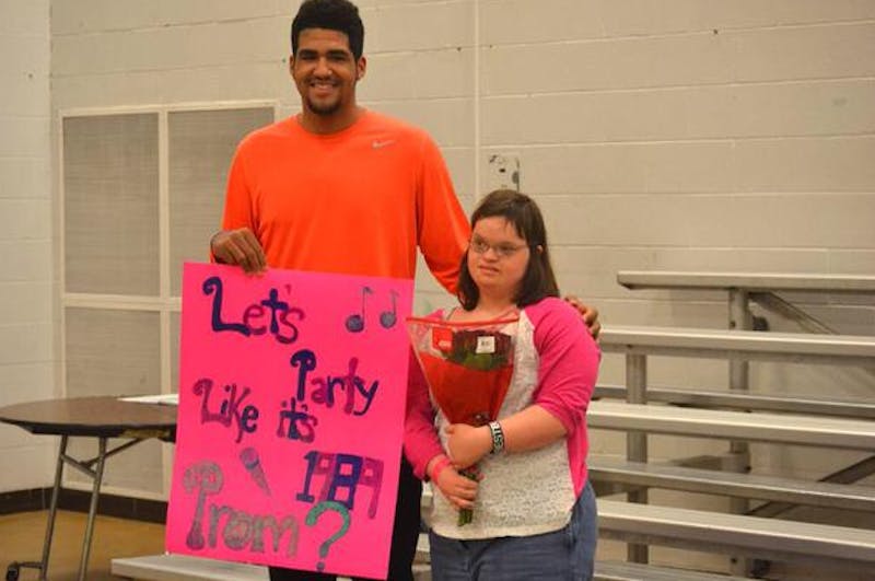 Trey Moses, a Ball State men’s basketball signee, met Ellie Meredith at Eastern High School in Kentucky through a peer tutoring program and spends gym class with her. Moses presented the poster board to Ellie in front of their gym class. PHOTO COURTESY OF TWITTER