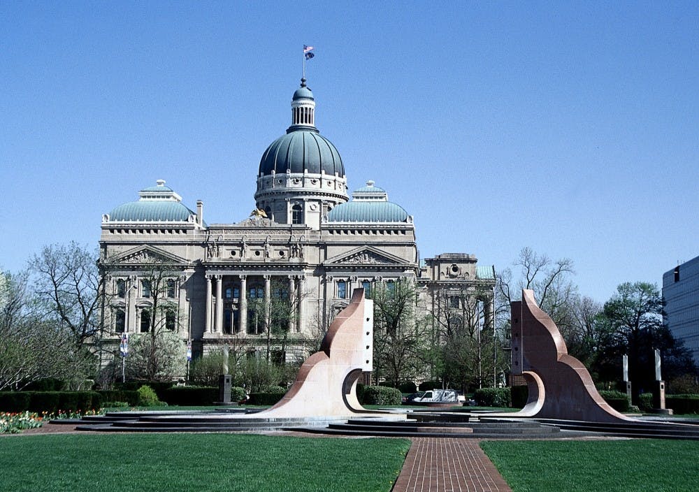 KRT TRAVEL STORY SLUGGED: INDIANAPOLIS KRT PHOTOGRAPH BY ROBERT CROSS/CHICAGO TRIBUNE (May 14) Indiana's State Capitol is in Indianapolis. A new park, complete with granite fountain, offers a sweeping view of the statehouse. (TB) NC KD 2001 (Horiz) (mvw)