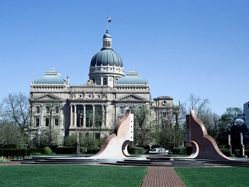KRT TRAVEL STORY SLUGGED: INDIANAPOLIS KRT PHOTOGRAPH BY ROBERT CROSS/CHICAGO TRIBUNE (May 14) Indiana's State Capitol is in Indianapolis. A new park, complete with granite fountain, offers a sweeping view of the statehouse. (TB) NC KD 2001 (Horiz) (mvw)