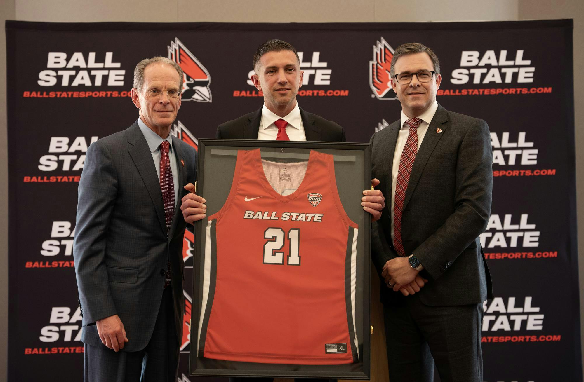 Ball State President Geoffrey Mearns, Men’s Basketball Coach Chris Capko and Director of Athletics Jeff Mitchell posing with a gift from the university March 24 at the Alumni Center. Kyle Ingermann, DN