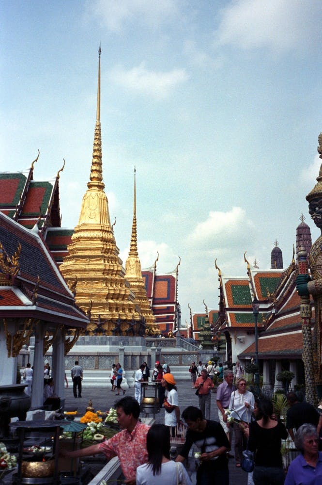 KRT TRAVEL STORY SLUGGED: WLT-BANGKOK KRT PHOTO BY THOMAS SWICK/SOUTH FLORIDA SUN-SENTINEL (MIAMI OUT) (August 22) Visitors tour the Grand Palace in Bangkok, Thailand, which was established in 1782. (mvw) 2004