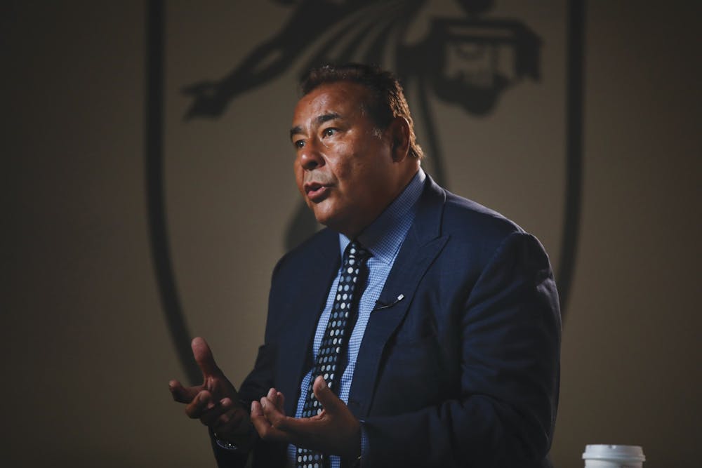John Quinones talks with reporters in the Unified Media Lab April 11 before he speaks at Pruis Hall. Quinones earned his master’s degree in journalism from Columbia University. Rylan Capper, DN 

