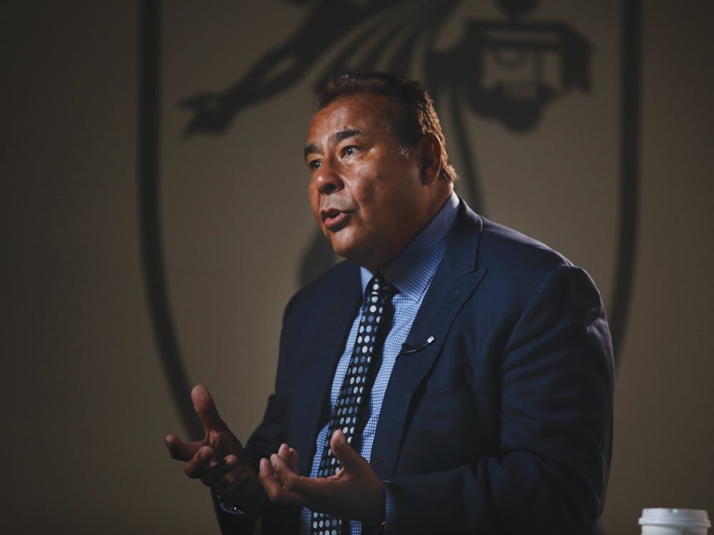 John Quinones talks with reporters in the Unified Media Lab April 11 before he speaks at Pruis Hall. Quinones earned his master’s degree in journalism from Columbia University. Rylan Capper, DN 

