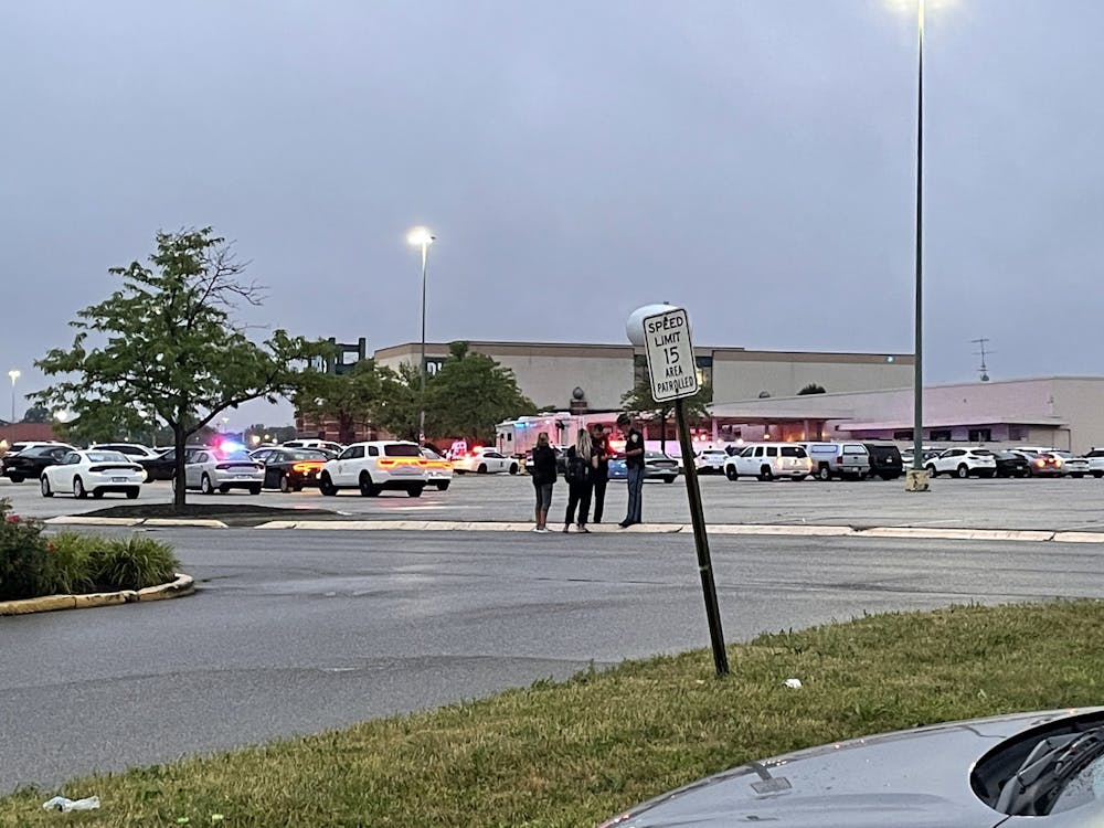 4 dead including gunman, 2 injured in Greenwood Park Mall shooting