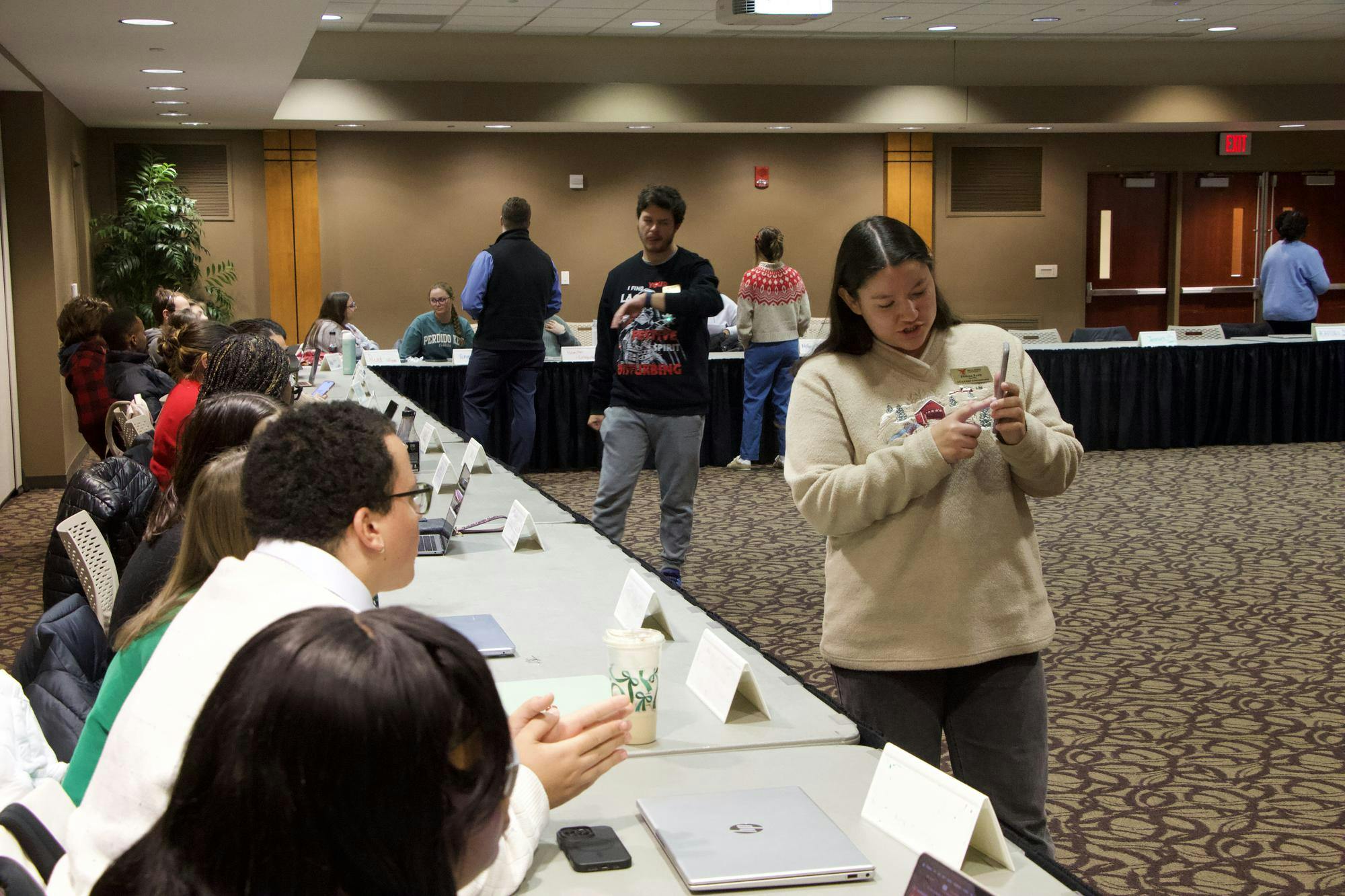Philena Evett, chief administrator of the Student Government Association (SGA), explains something to members of SGA. Landon Jones, DN