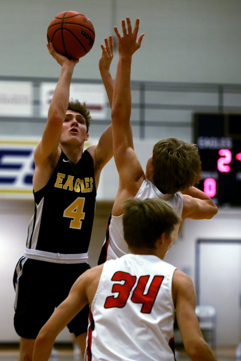 Neil Marshall (4) attempts to shoot a layup against the Wapahani Raiders at the 2022 Delaware County Basketball Tournament on Jan. 15, 2022, at Delta High School in Muncie, IN. Amber Pietz, DN