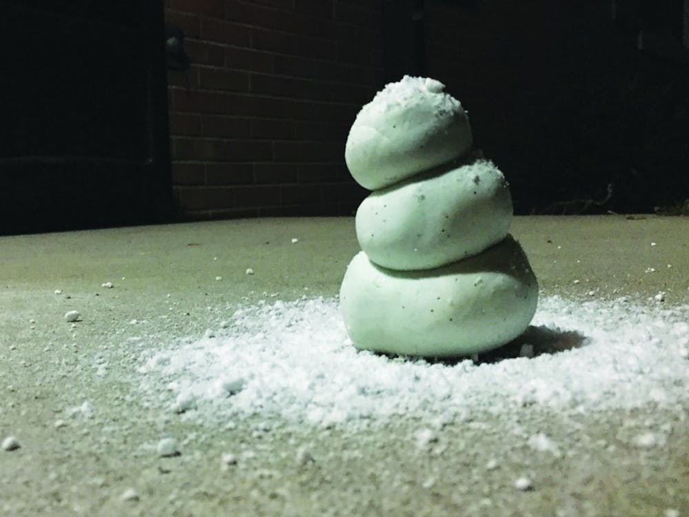 DIY fake snow can be the second best option when staying outside for long periods is not a good idea. Like this snow dough snowman, you can still enjoy the snow indoors. Tier Morrow, DN