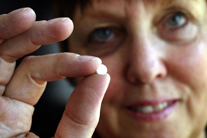 KRT WHAT'S NEXT STORY SLUGGED: NXT-PLANB KRT PHOTOGRAPH BY PATRICK FARRELL/MIAMI HERALD (SOUTH FLORIDA SUN-SENTINEL OUT) (January 27) Joan Sampiere, CEO of Planned Parenthood of Greater Miami and the Florida Keys, holds a morning-after pill. (cdm) 2004