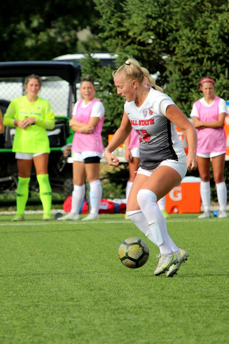 Senior Jenna Dombrowski dribbles the ball down the field against Bowling Green on Oct. 7, 2021, at Briner Sports Complex in Muncie, IN. Amber Pietz, DN