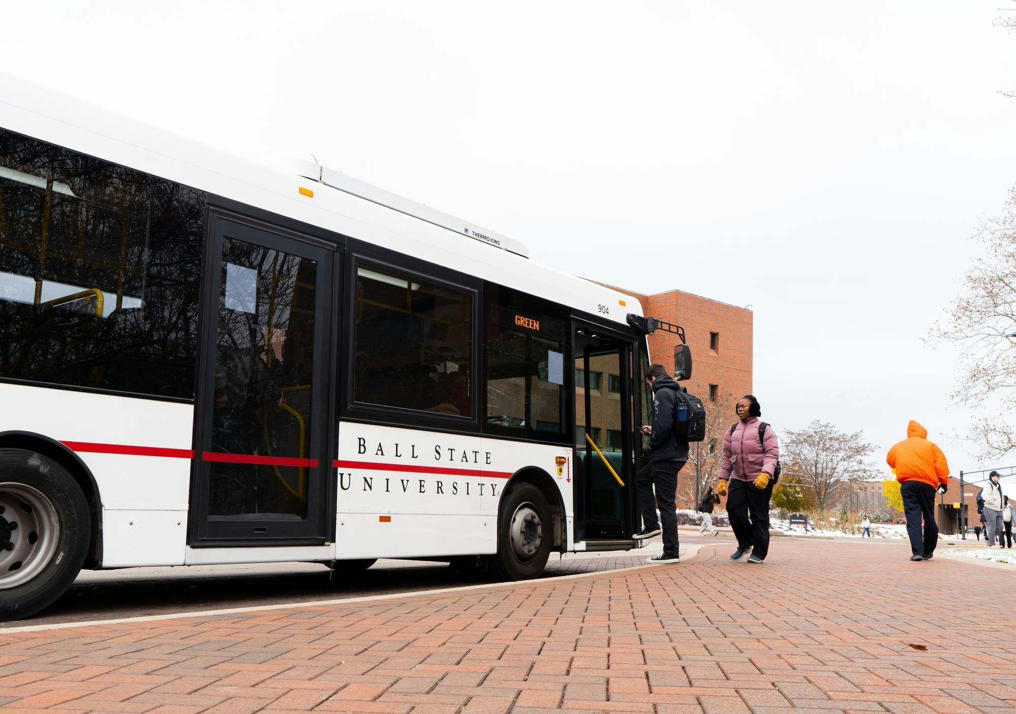 Students get on the bus Nov. 21 at Ball State University. Isabella Kemper, DN