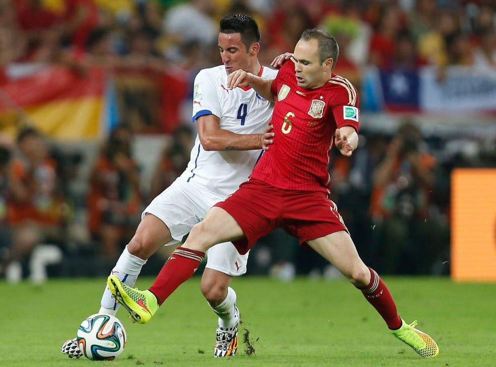 Andres Iniesta of Spain, right, vies for the ball with Mauricio Isla of Chile during the World Cup in Rio de Janeiro, Brazil, on June 18, 2014. Chile won, 2-0. (Wang Lili/Xinhua via Zuma Press/MCT)