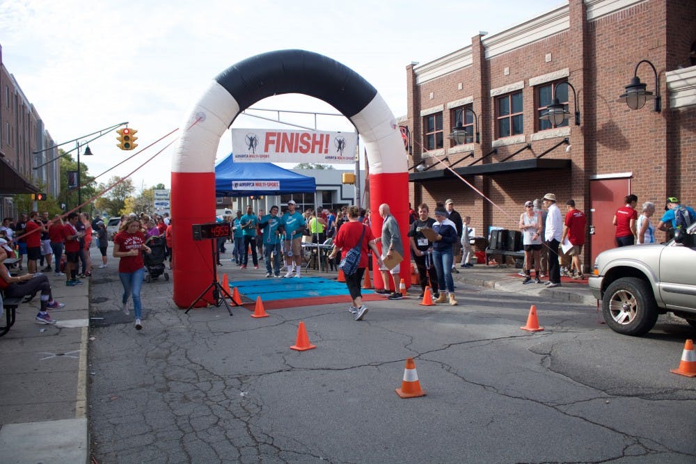 Community members lined up on Walnut Street on Oct. 21 to watch participants run and walk the 5th Annual Homecoming 5k. Over 200 runners and walkers participate in the event every year. 