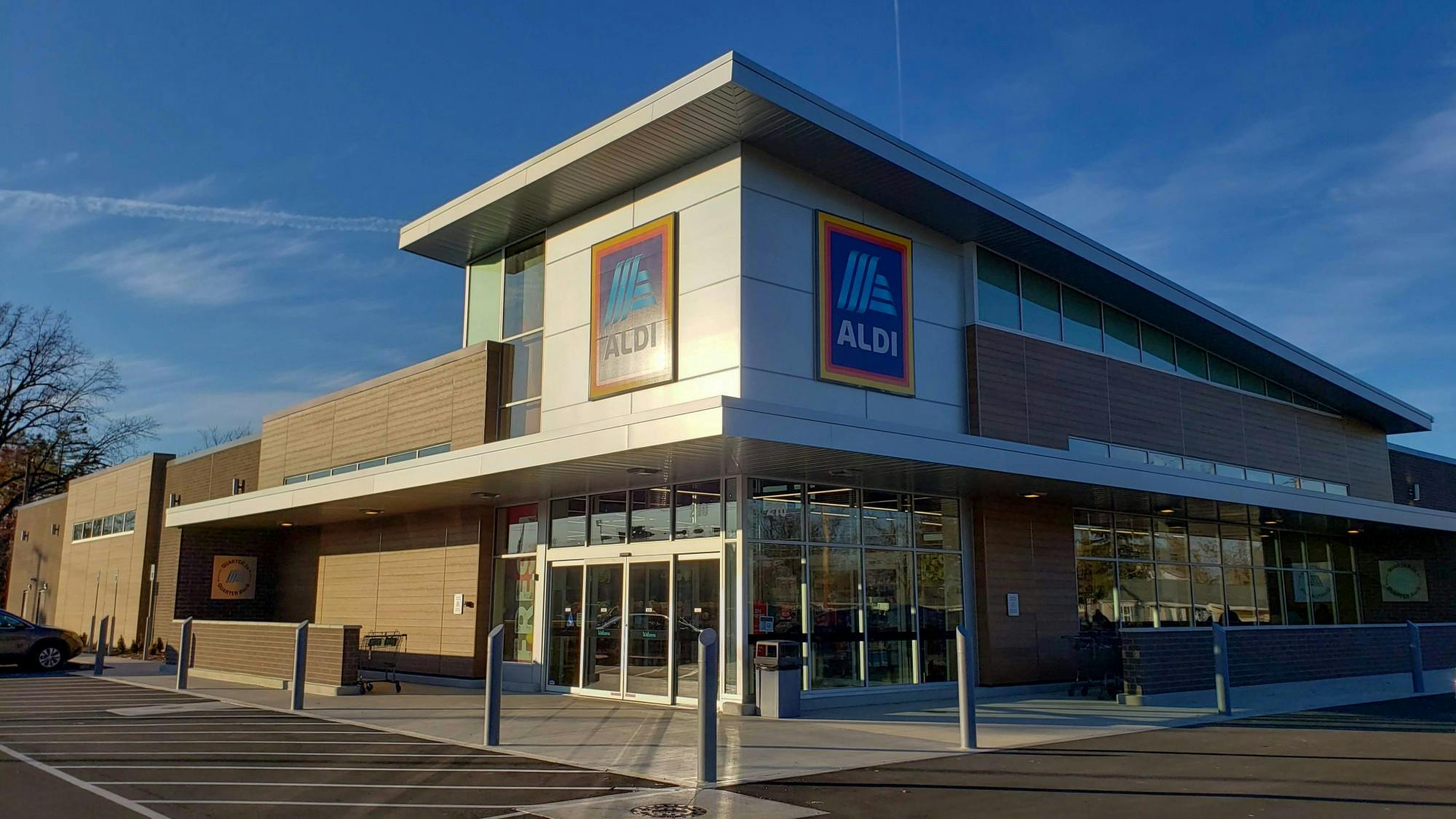 ALDI’s new location on 210 W. McGalliard Rd. offers shoppers a same-day grocery pickup and delivery service, Instacart. ALDI Director of Operations Greg Kline said features such as these will improve ALDI's appeal to college age students. John Lynch, DN